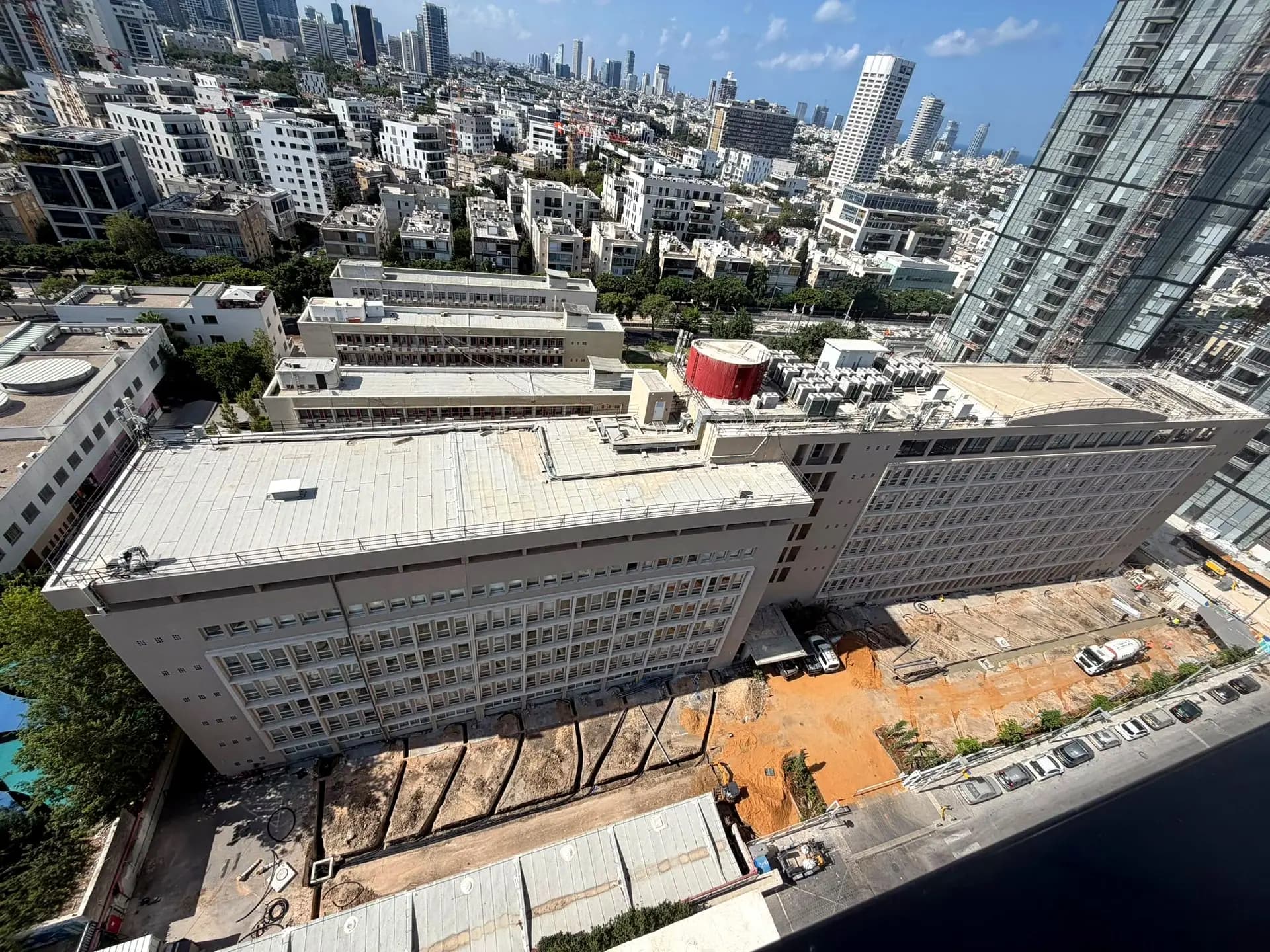 מבט אווירי על מתחם בית הוועד הפועל בתל אביב במהלך עבודות התשתית בחניון