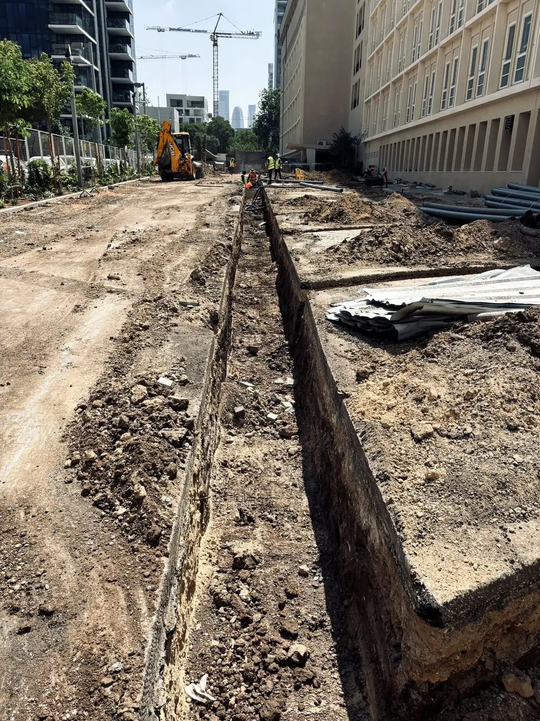 תעלת חפירה לאורך החניון להנחת תשתית החשמל לעמדות הטעינה