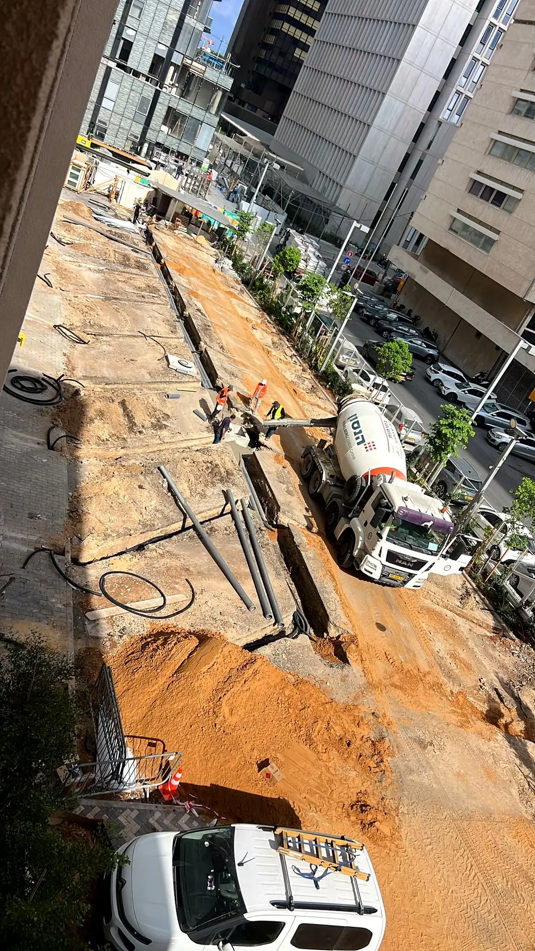 מבט אווירי על עבודות התשתית והיציקה בשטח החניה